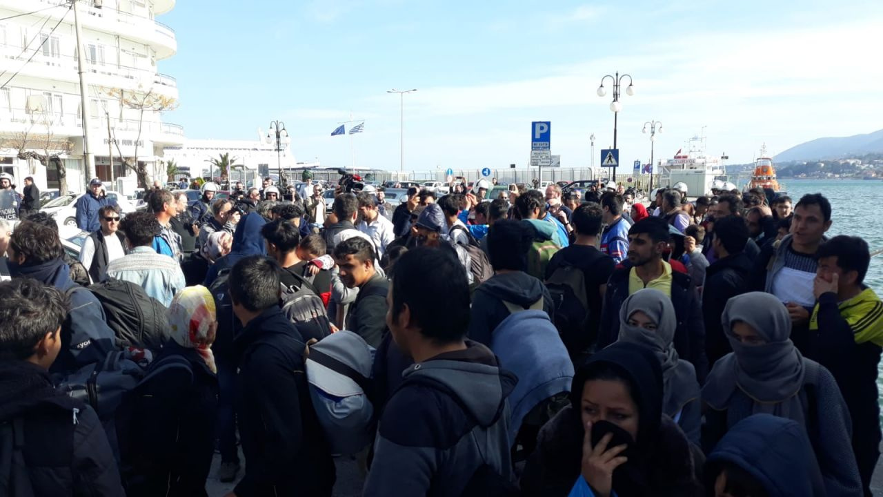 Midilli Adası’nda göçmenlerle Yunan polisi arasında gerginlik