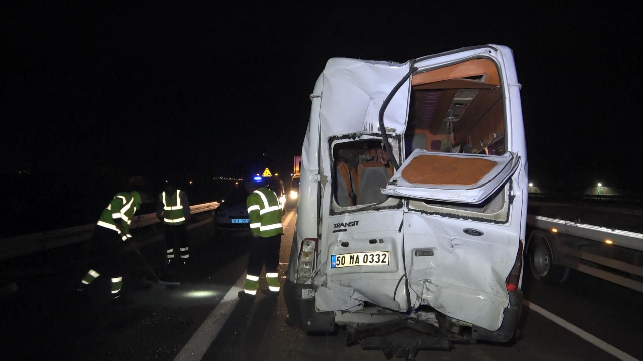 Bursa Da Duzensiz Gocmenleri Tasiyan Minibuse Otomobil Carpti Internet Haber