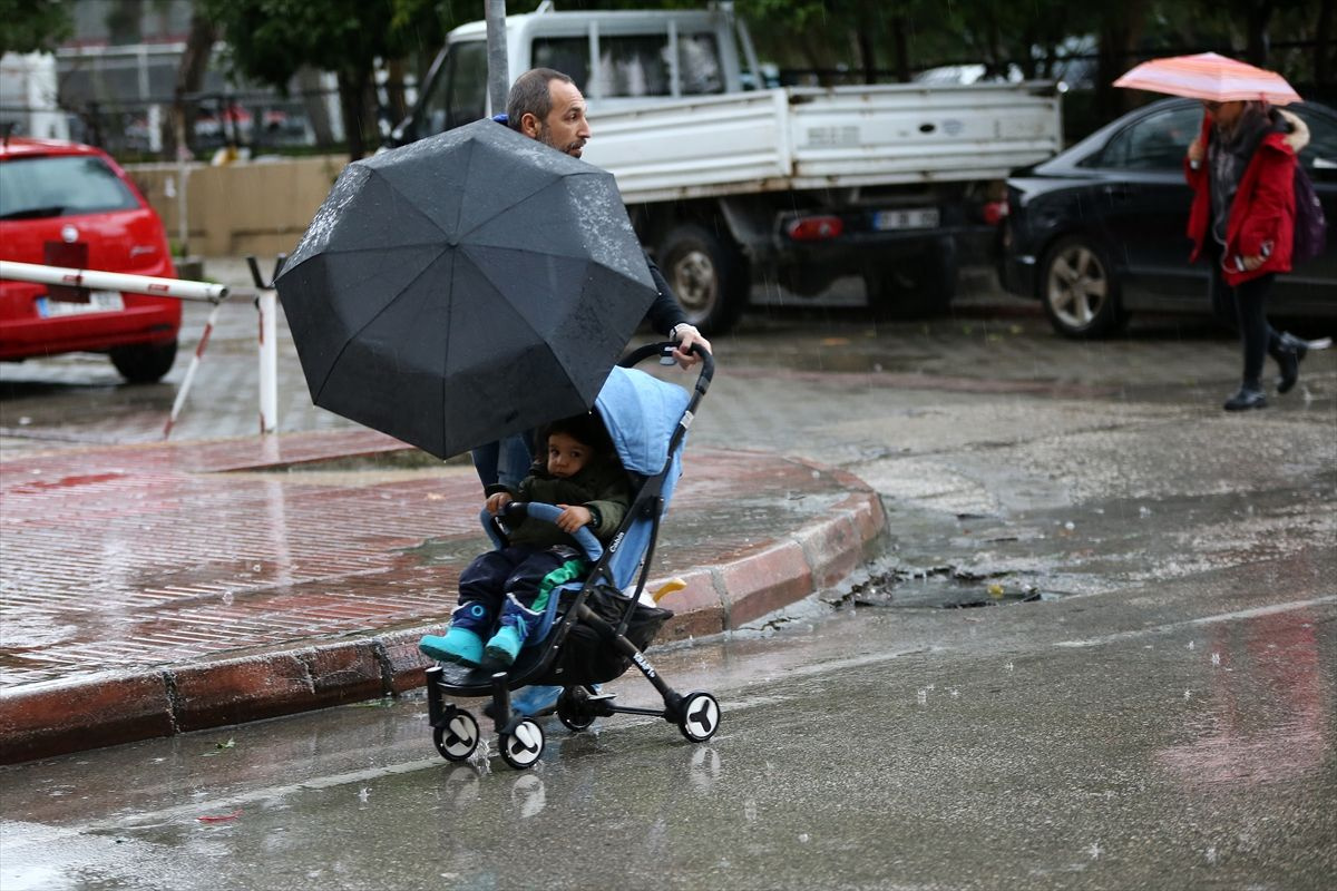 Meteoroloji uyardı: Yağışlar Türkiye'yi saracak! Mart kapıdan baktıracak