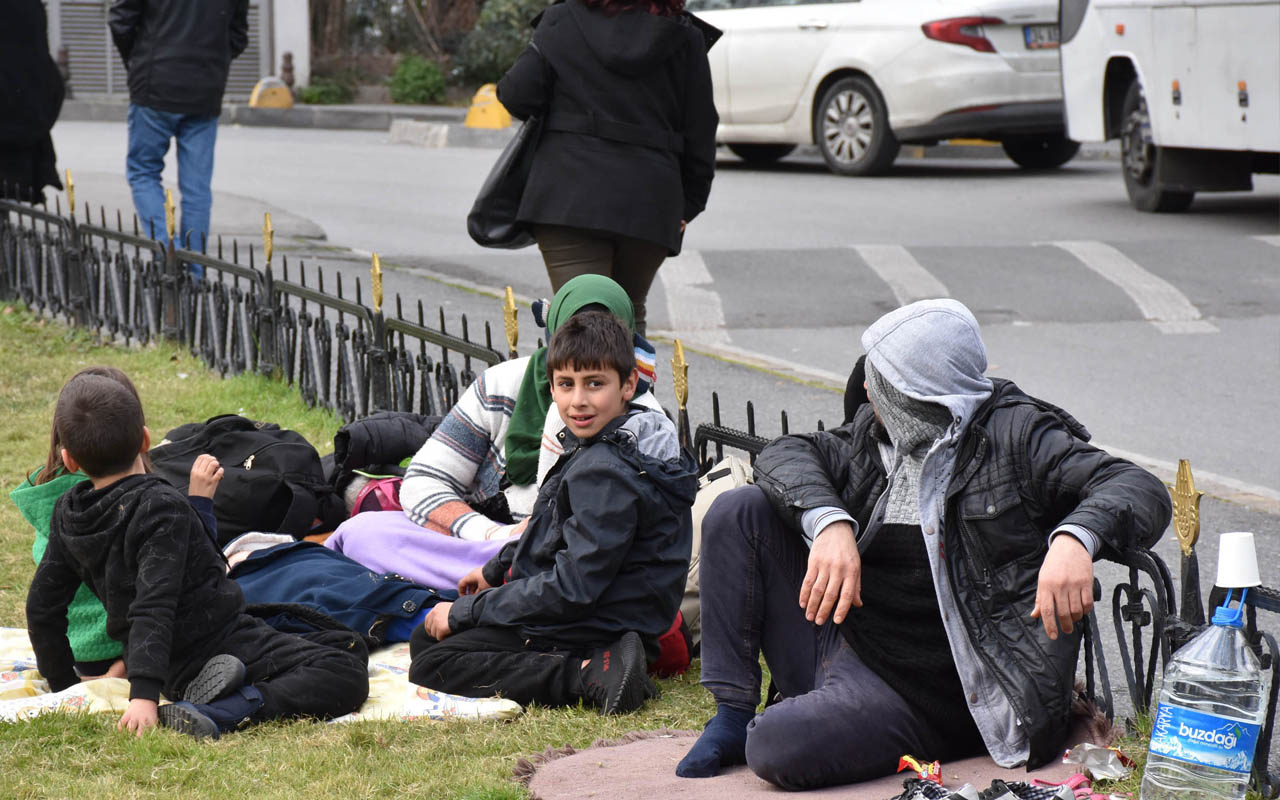 Vatan Caddesi'nde göçmenler çimlerde yatıp kalkıyor otobüs bekliyor