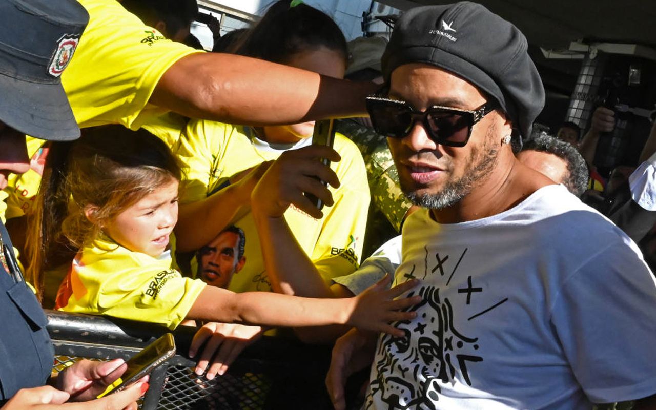 Ronaldinho sahte pasaport iddiasıyla gözaltında
