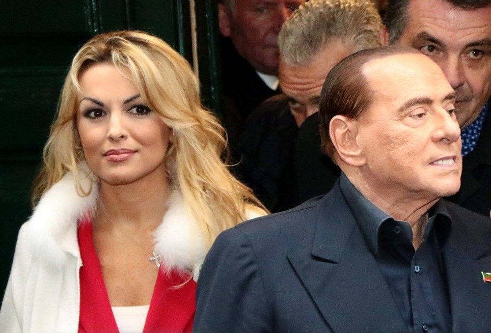 Berlusconi 54 yaş küçük sevgilisi için nişanlısını terk etti