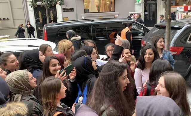 Pınar Altuğ'un bir anda etrafını sarıp telefonlara sarıldılar