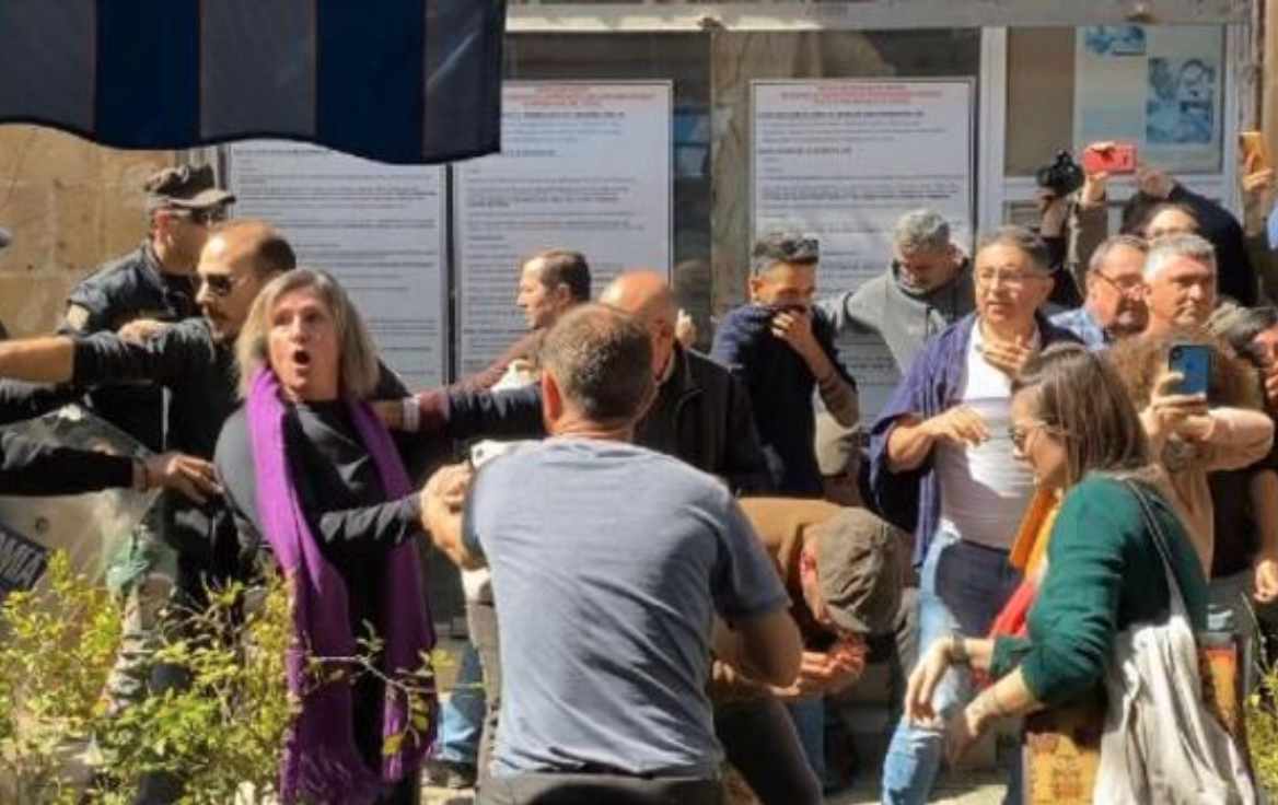 Rum yönetimi kapıları kapattı! Eylem yapan Kıbrıslı Türklere biber gazı sıktı