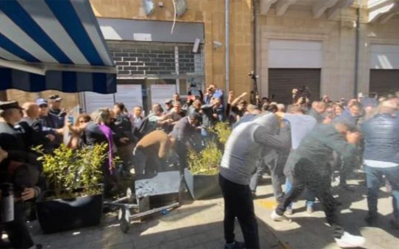 Rum yönetimi kapıları kapattı! Eylem yapan Kıbrıslı Türklere biber gazı sıktı