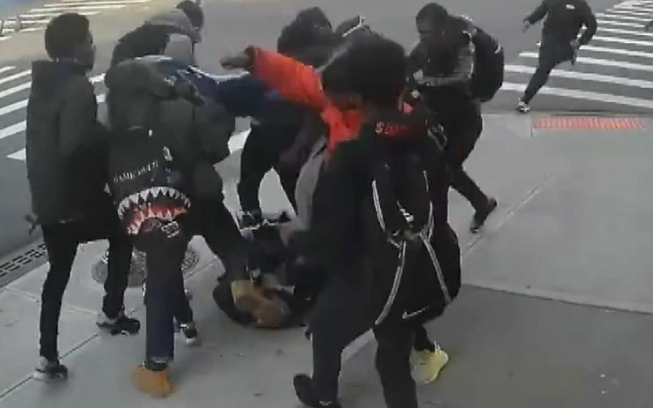 New York’ta 20 kişi bir genç kızı sokak ortasında dövdü