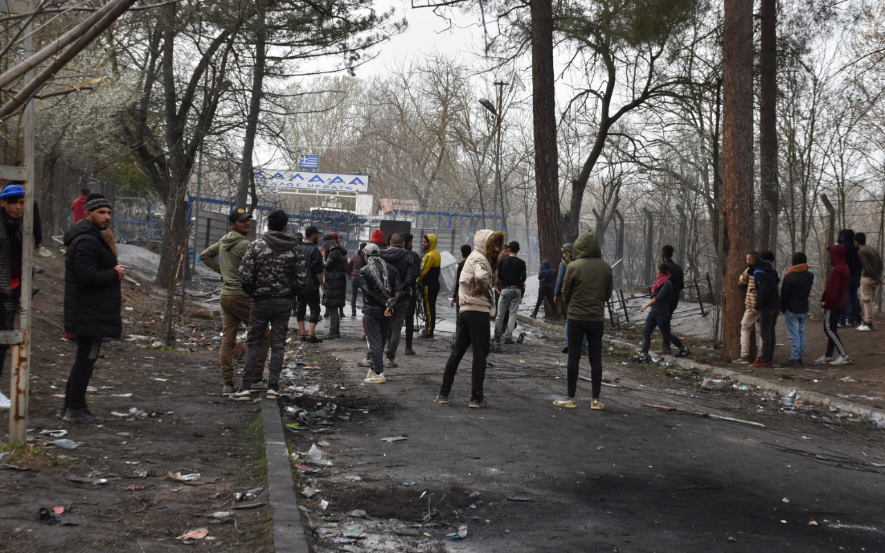 Yunan güvenlik güçlerinin plastik mermi ve gazlı müdahalesinde 4 göçmen yaralandı