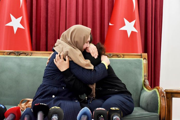 Diyarbakır'da bir aile daha evladına kavuştu anne gözyaşlarına boğuldu