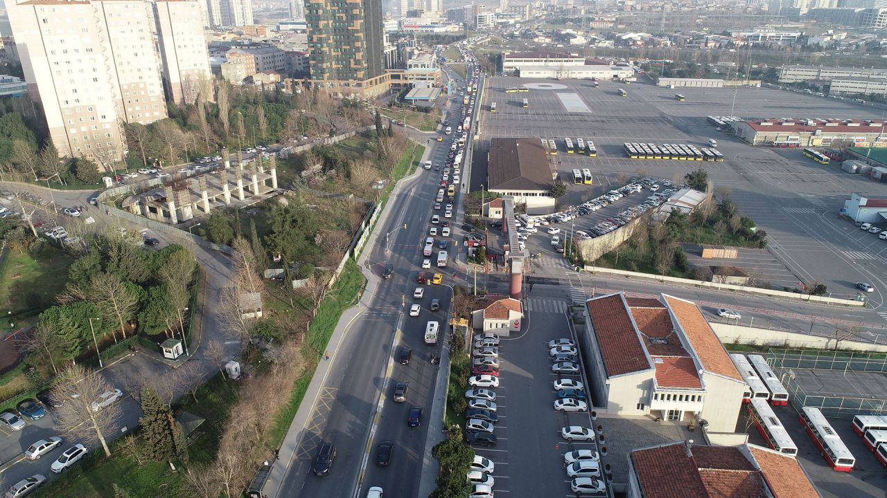 İstanbul Küçükçekmece’de 3 kilometrelik yolu 1 saatte alıyorlar