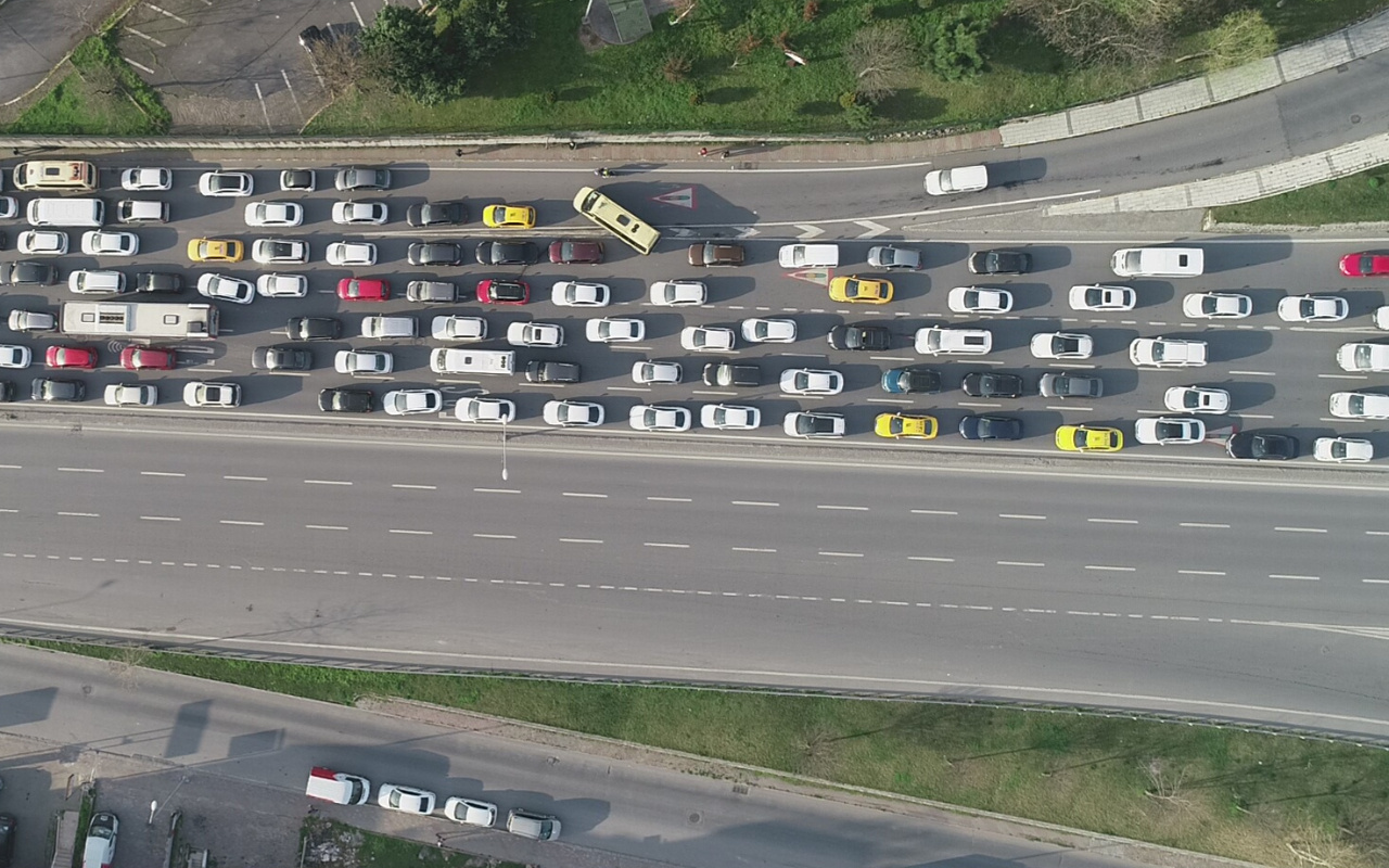 İstanbul Küçükçekmece’de 3 kilometrelik yolu 1 saatte alıyorlar