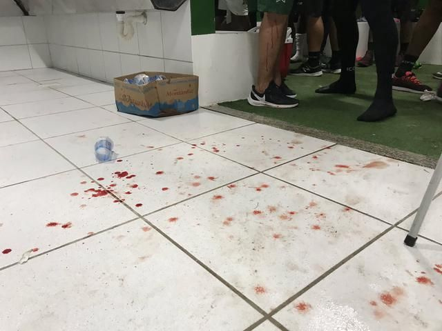 Brezilya'da taraftarlar soyunma odasını bastı kan döküldü