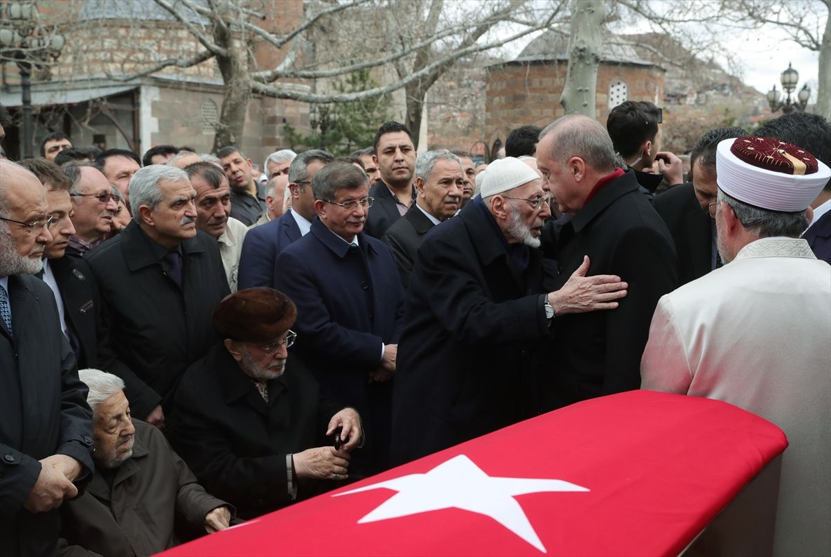 Erdoğan ve Abdullah Gül Şevket Kazan'ın cenazesinde birlikte saf tuttu