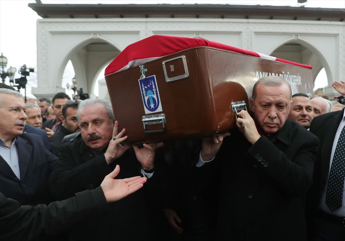 Erdoğan ve Abdullah Gül Şevket Kazan'ın cenazesinde birlikte saf tuttu