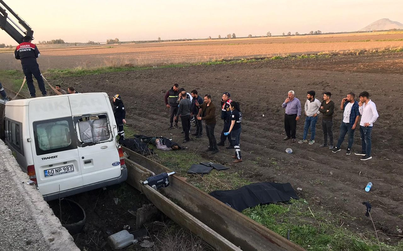 Adana'da tarım işçilerini taşıyan minibüs devrildi 3 ölü 14 yaralı
