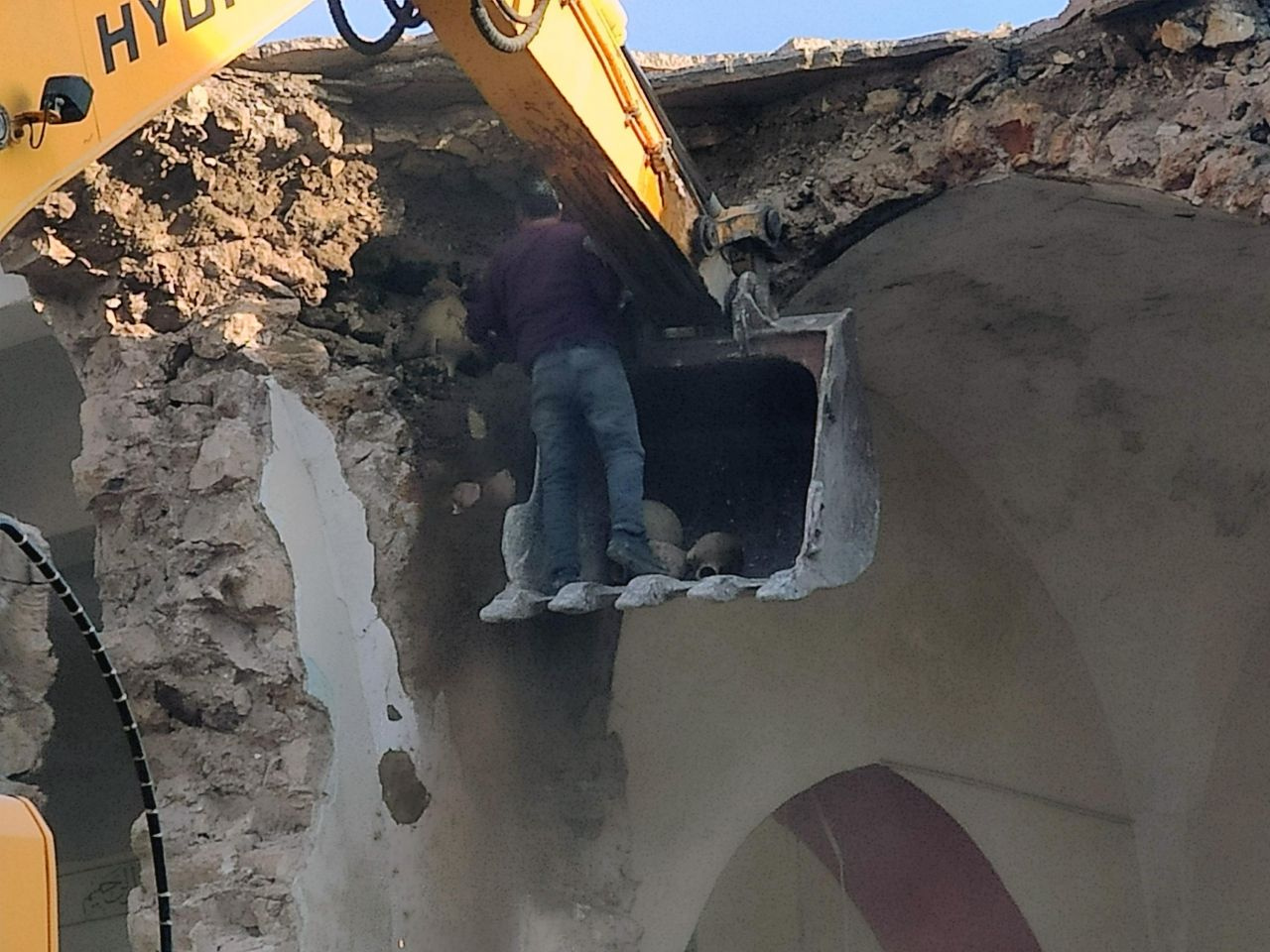 Mardin Derik'te eski caminin yıkımında küpler bulundu halk inşaat alanına koştu