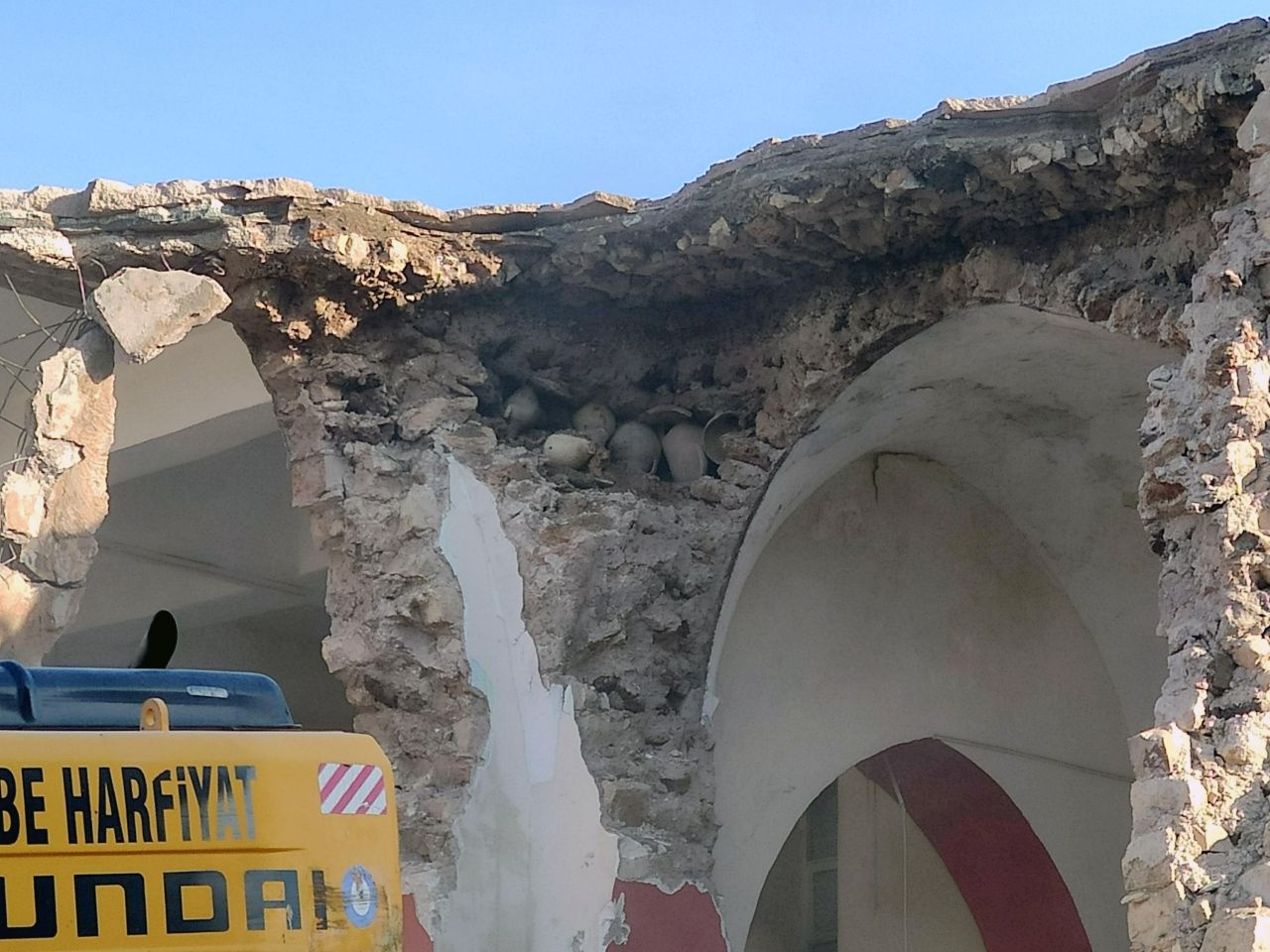 Mardin Derik'te eski caminin yıkımında küpler bulundu halk inşaat alanına koştu