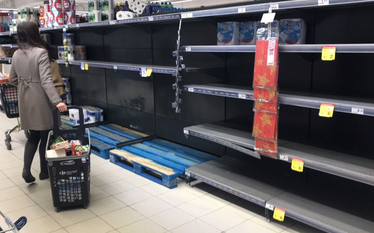 İspanya'da coronavirüs paniği halk marketlerde rafları boşalttı