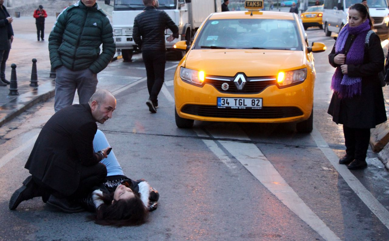 Taksim Meydanı'nda taksinin çarptığı kadının elini bir an olsun bırakmadı