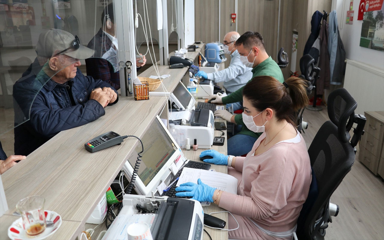 Yalova Belediyesi çalışanları maskeli ve eldivenli hizmet vermeye başladı