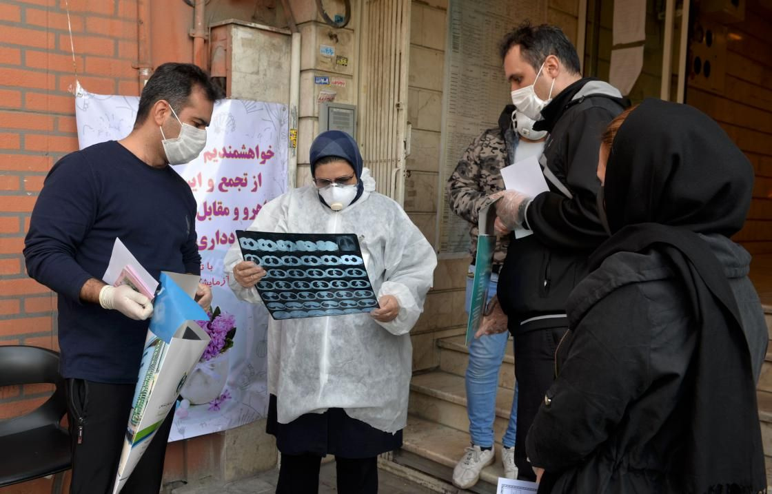 İran'dan ürküten görüntü koronavirüsten ölenler için toplu mezarlar kazıldı