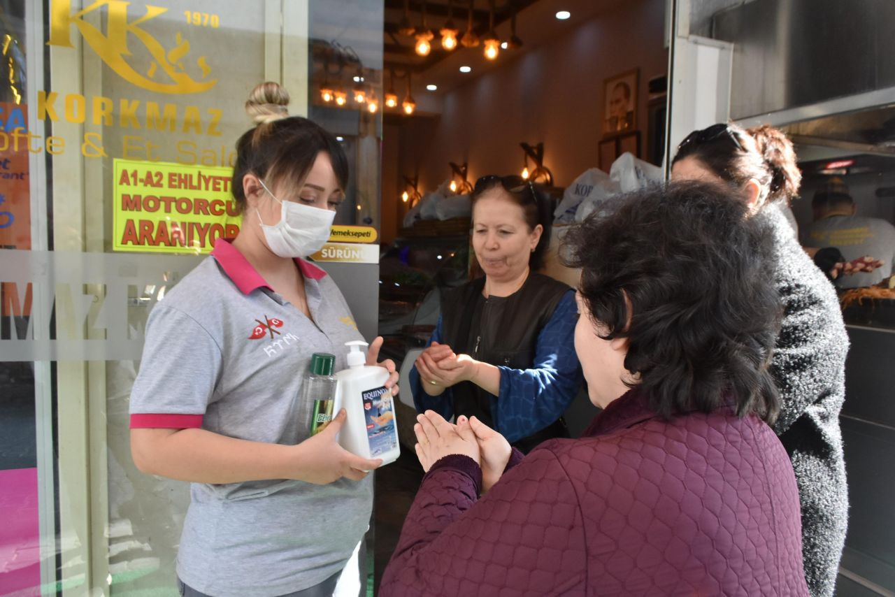 Koronavirüse karşı Lokanta çalışanları müşterileri böyle karşılıyor