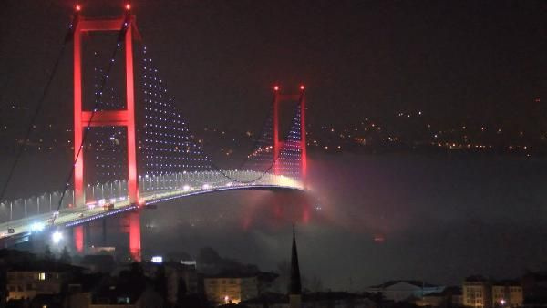  İstanbul'da sis etkili oluyor köprü görünmez oldu