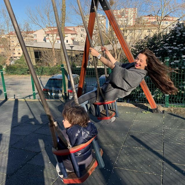 Azra Akın oğlu Demir ile paylaştı! Sosyal medya ikiye bölündü