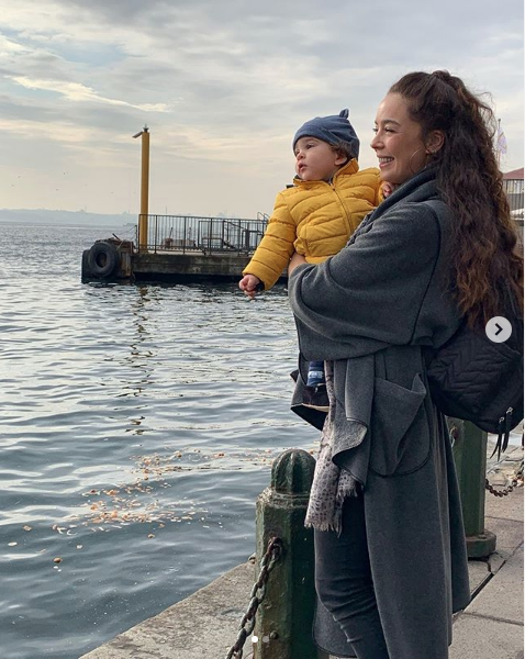 Azra Akın oğlu Demir ile paylaştı! Sosyal medya ikiye bölündü