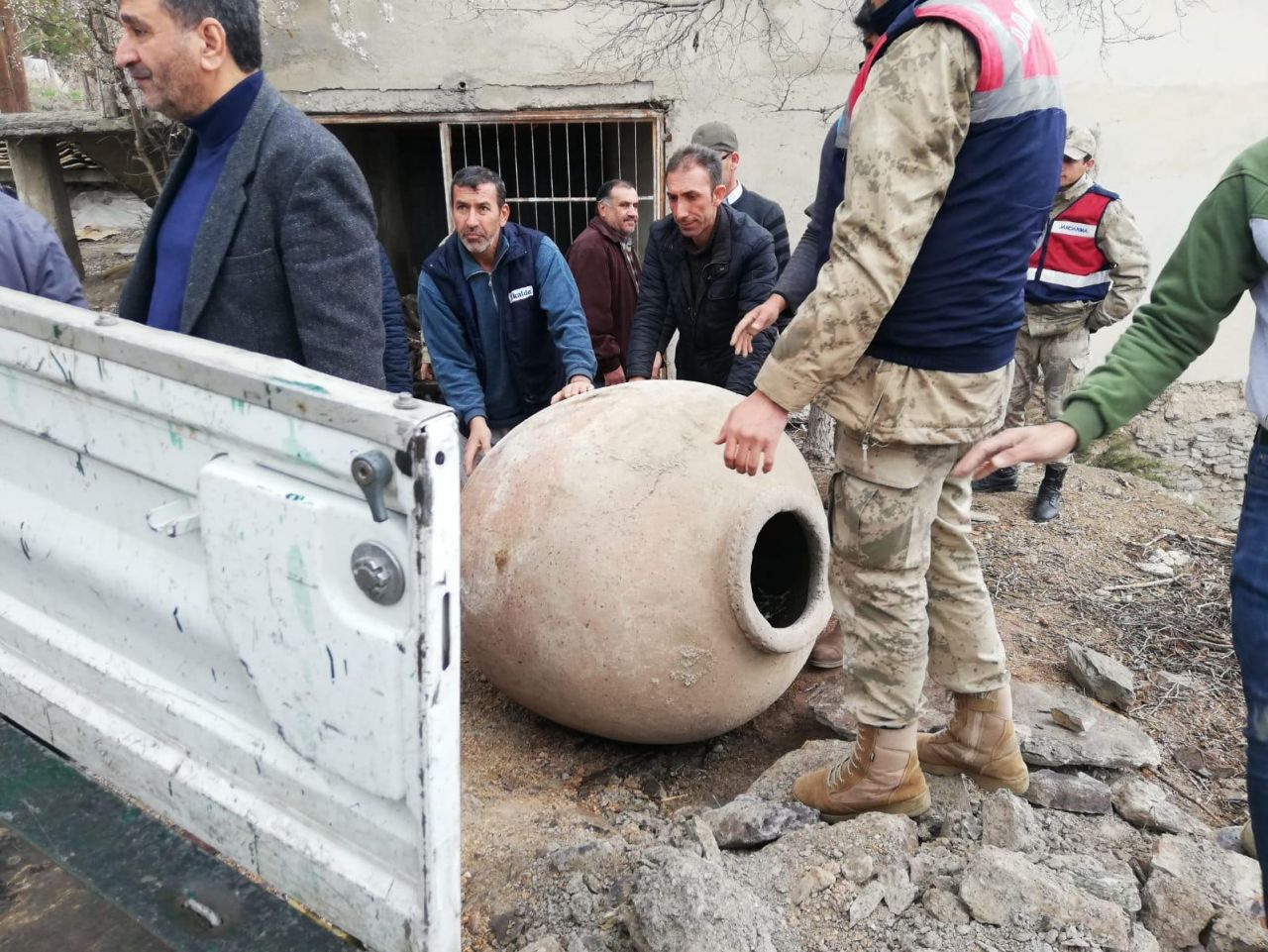 Elazığ'da evin mahzeninde 3 küp bulundu yetkililer apar topar götürdü