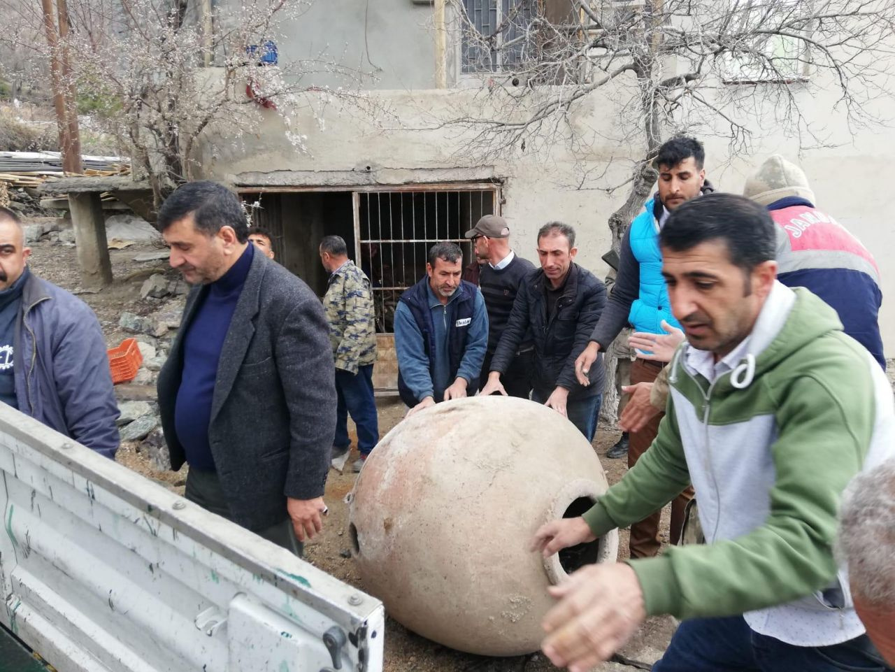 Elazığ'da evin mahzeninde 3 küp bulundu yetkililer apar topar götürdü