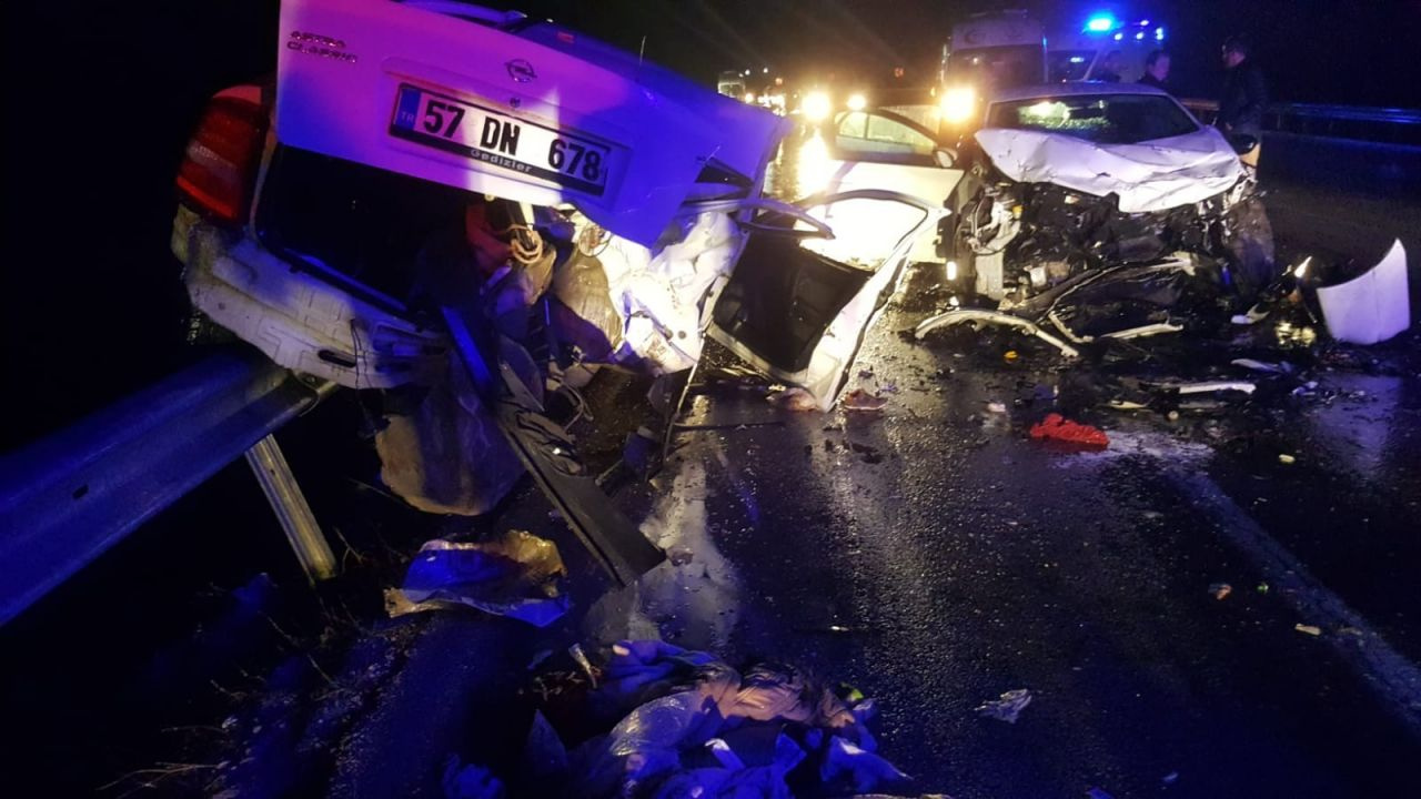 Sinop'ta iki otomobil çarpıştı 4 ölü 6 yaralı