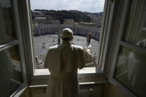Papa korona karantinasındaki Roma caddelerinde gezindi  boş meydanı kutsadı