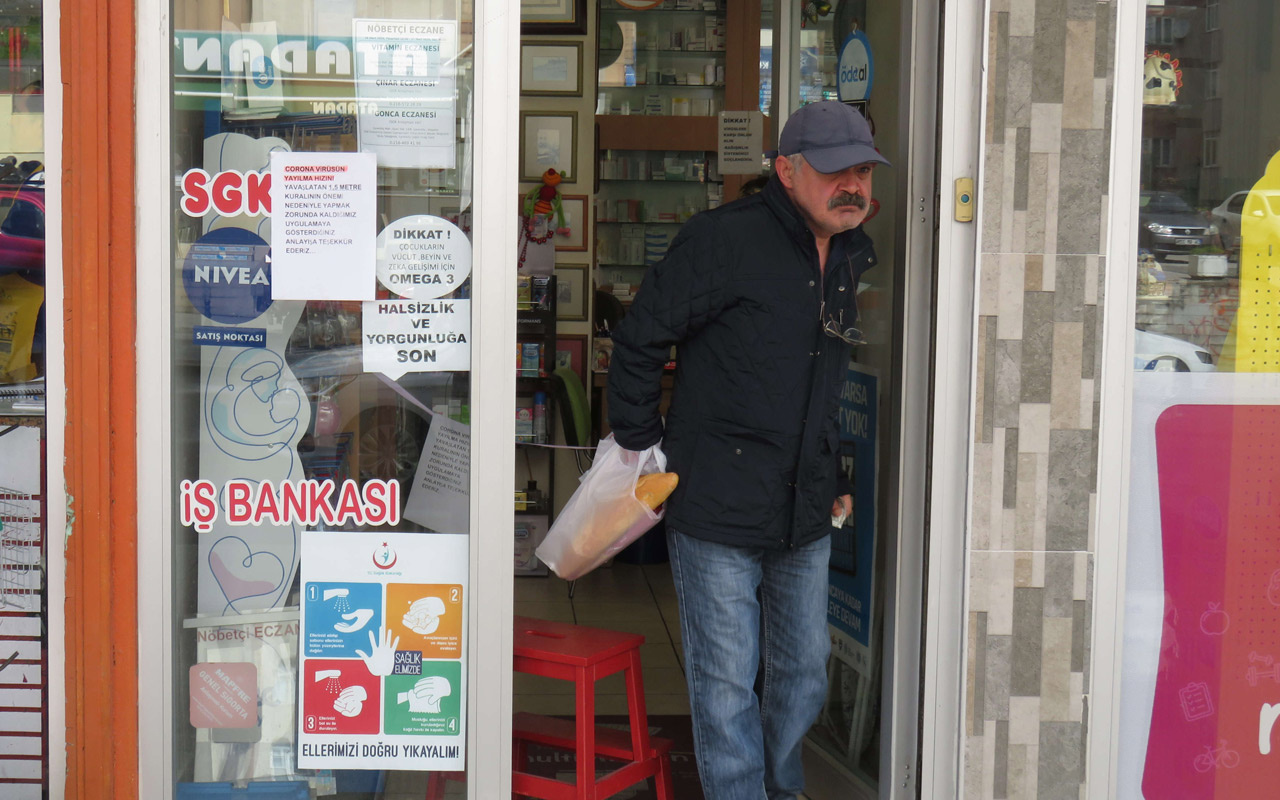 Ataşehir'de eczanede koronavirüse karşı 1.5 metre kuralı ile önlem