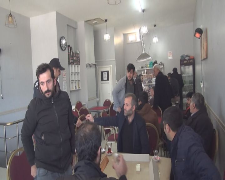 İstanbul Esenyurt'ta kapalı olması gereken kahvehanede okey oynarken yakalandılar
