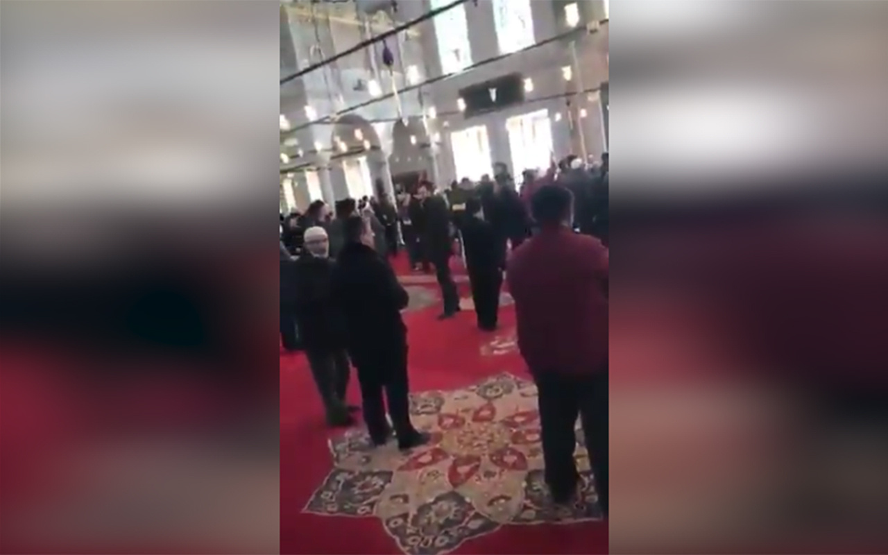 İstanbul Fatih Cami'nde toplu namaz kılma tartışması