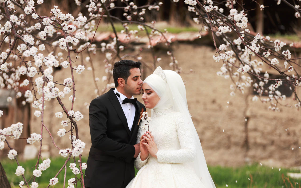 Malatya'da kayısı ağaçları çiçek açtı düğün fotoğraflarının mekanı oldu