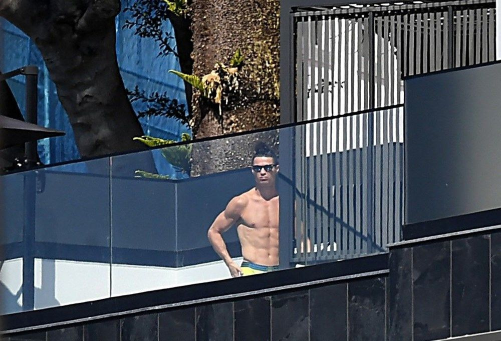 Cristiano Ronaldo evinde karantinada Georgina Rodriguez alışverişte