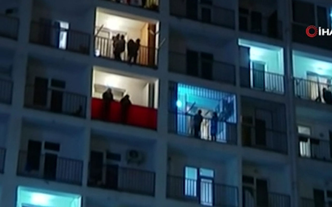 Gürcistan'da halk balkonlardan virüsle mücadele eden sağlık çalışanlarını alkışladı!