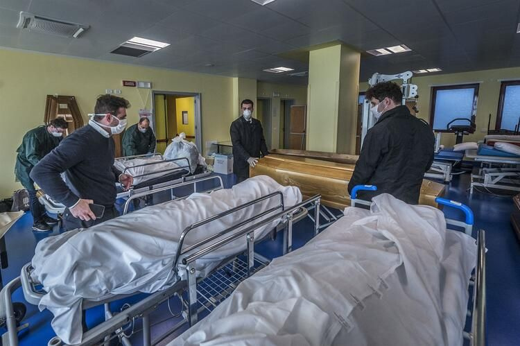 Koronavirüsten İtalya'da morglar doldu cesetler yakılmaya götürülüyor