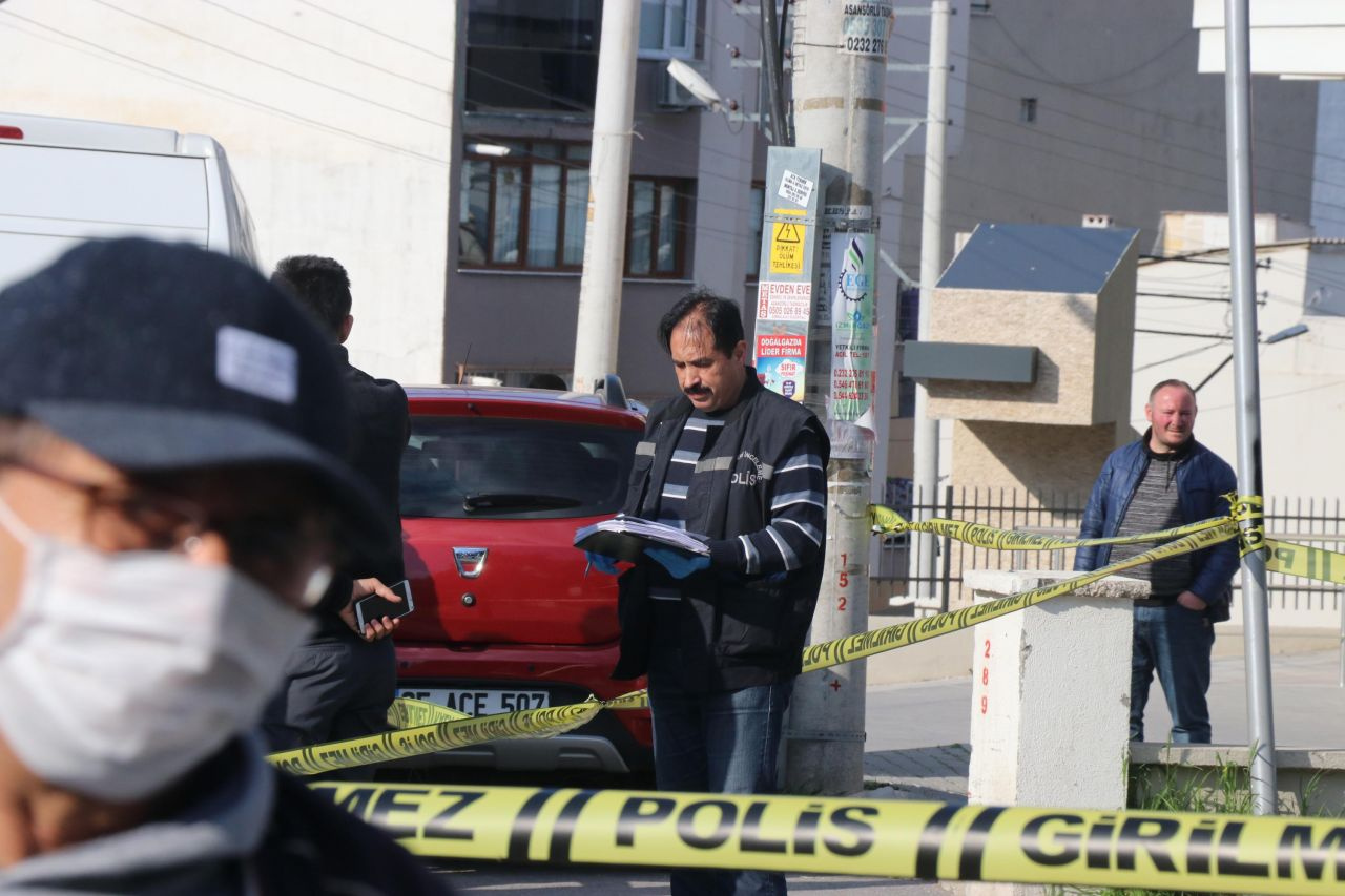 İzmir'de emekli polis iki kişiyi tabancayla yaraladı