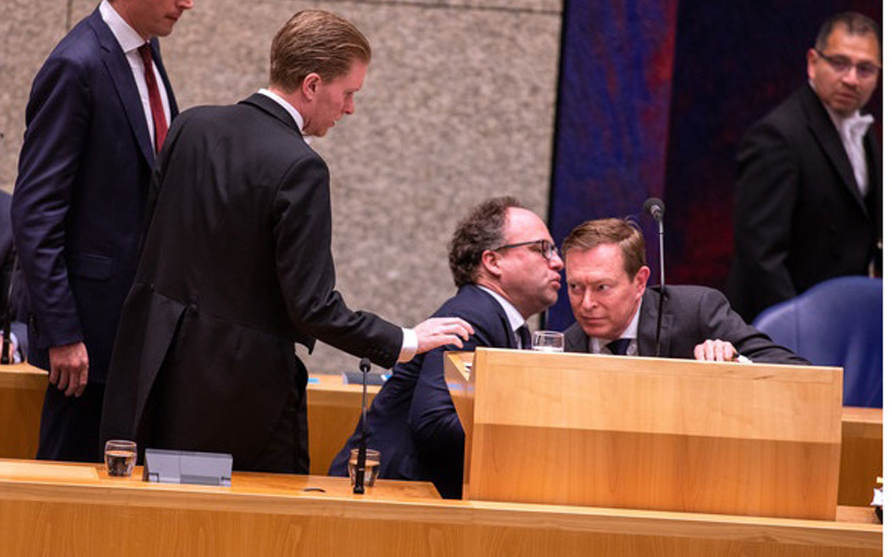 Hollanda'da koronavirüs oturumunda bayılan Sağlık Bakanı istifa etti