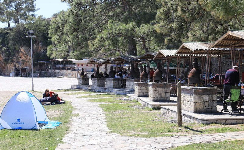 Antalya'da Koronavirüsü takmadılar sahiller ve piknik alanları doldu taştı