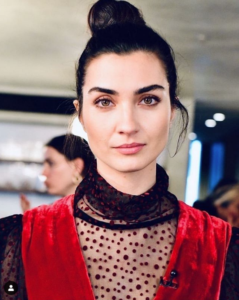 Tuba Büyüküstün evde kalanlar için müjdeyi işte böyle duyurdu