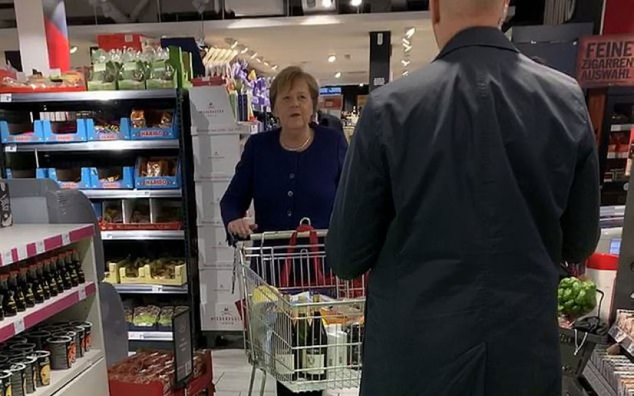 Angela Merkel de stokçu çıktı! Market alışverişi yaparken görüntülendi