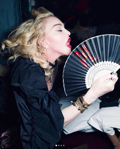 Madonna çiçekli küvetinden çıplak paylaşım yapıp 'eşitiz' deyince tepki çekti