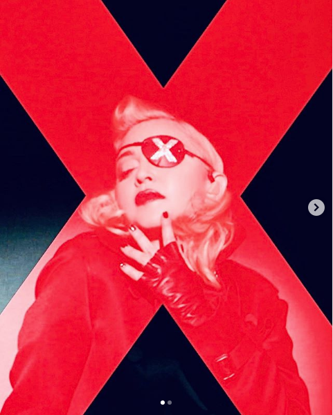 Madonna çiçekli küvetinden çıplak paylaşım yapıp 'eşitiz' deyince tepki çekti