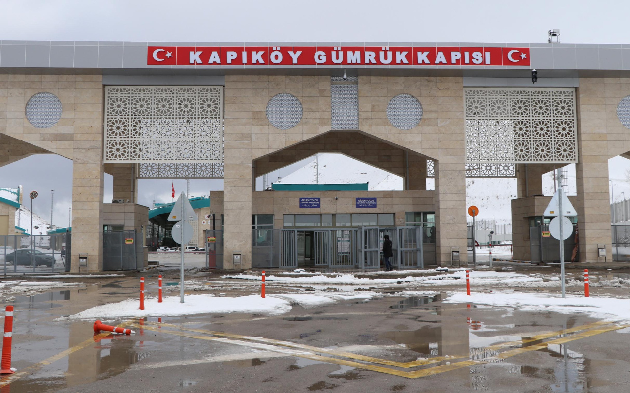 Van Kapıköy Gümrük Kapısı'ndaki yolcu giriş ve çıkışları geçici süreyle durduruldu