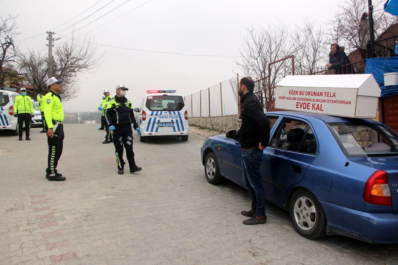 Bolu'da tabutu aracına bağladı sela dinletti yazıyı görenler şaştı kaldı