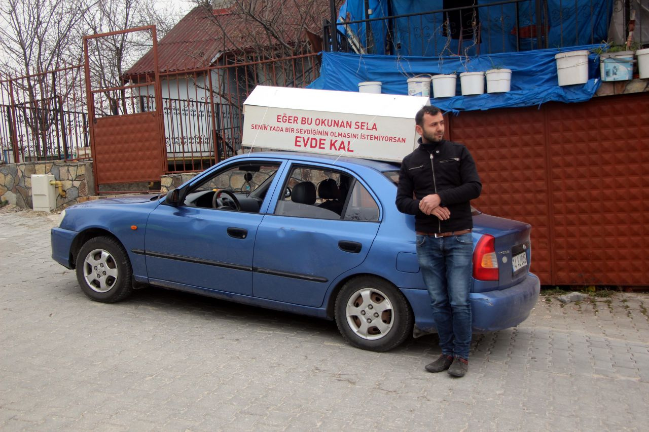 Bolu'da tabutu aracına bağladı sela dinletti yazıyı görenler şaştı kaldı