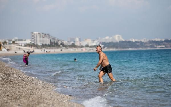 Antalya'da vatandaşlar uyarıları dinlemeyip, sahile koştu